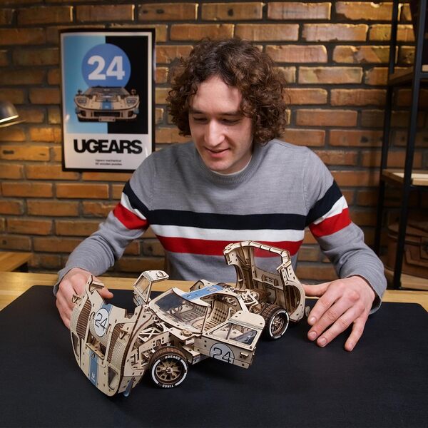 UGEARS UGT-24 Voiture d'Endurance Puzzle 3D - Maquette Mécanique en Bois à l'Échelle 1:12 à Construire pour Adultes - Kits de Construction de Modèle de Voiture de Sport - Puzzles 3D en Bois 970 Pcs