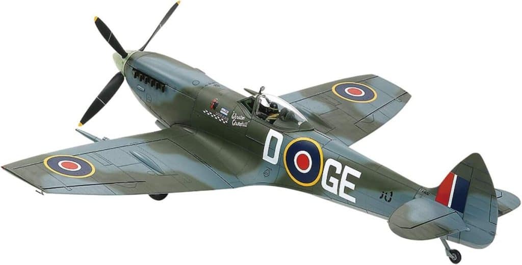 Test du spitfire MK.XVI-E militaire de Tamiya : modèle 1 : 32 multicolore