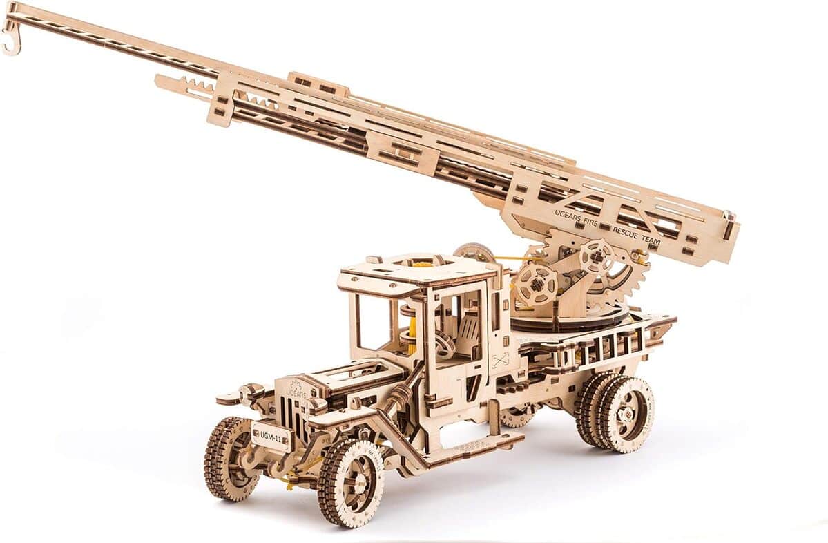 Test du camion de pompier mécanique en bois UGEARS 70022