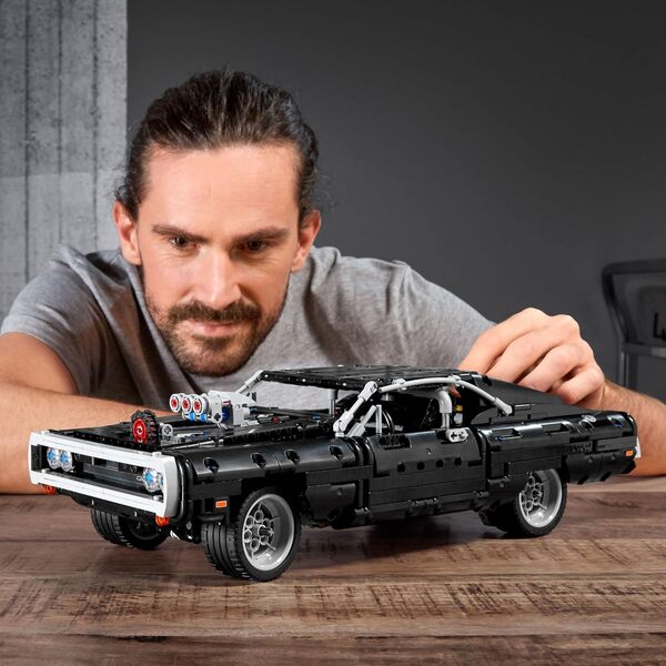 Découvrez la Dodge Charger de Dom en LEGO Technic 42111 : un modèle impressionnant pour les fans de vitesse et de construction créative