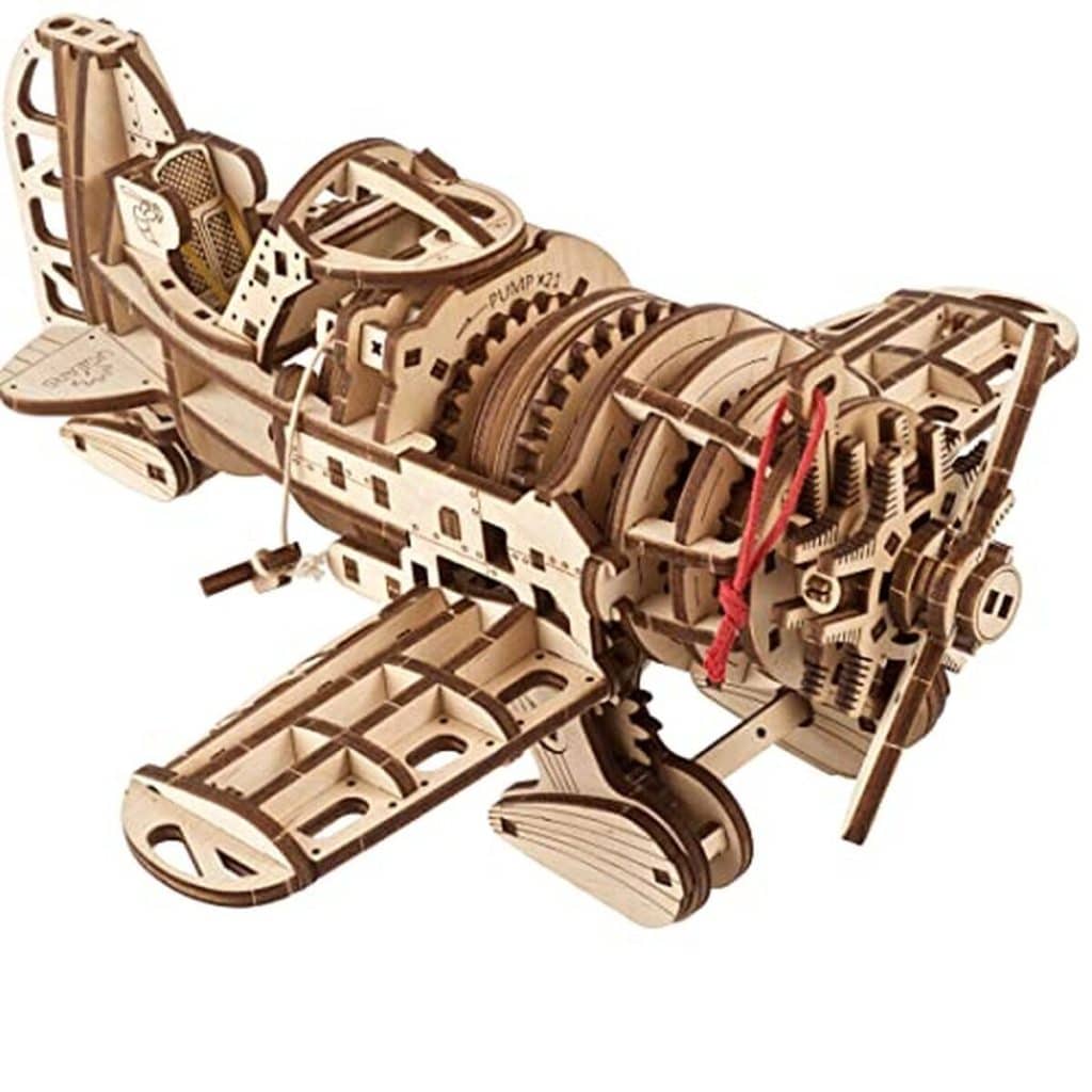 Test du puzzle 3D avion rétro UGEARS : un kit en bois à moteur unique